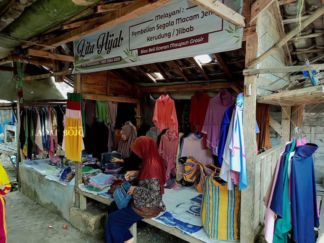 MASIH EKSIS: Pasar Ngambon tetap eksis di tengah gempuran pasar modern. (DHANI WAHYU ALFIANSYAH/RADAR BOJONEGORO)