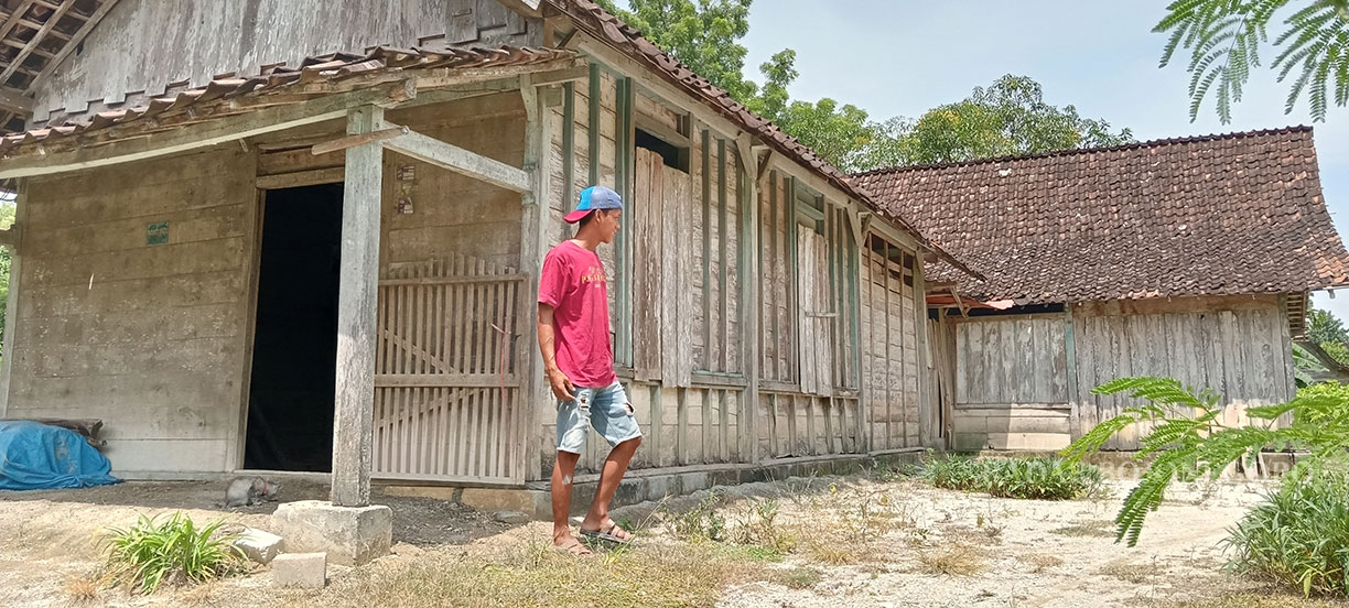 BERLANTAI TANAH: Salah satu warga miskin di Desa Napis, Kecamatan Tambakrejo masih berlantai tanah. (YANA DWI KUNRIYA WATI/RADAR BOJONEGORO)