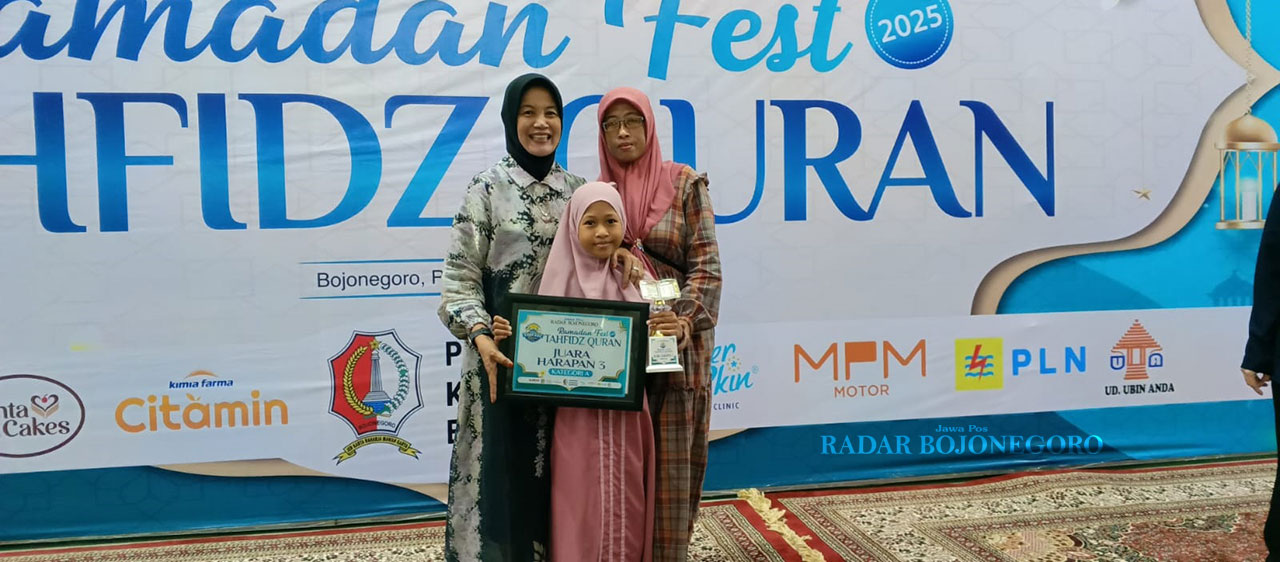 SEMPAT MENCIUT: Azyra Fatya Ramadani foto bersama Wabup Bojonegoro Nurul Azizah usai menerima hadiah Juara Harapan 3 Kategori A Tahfidz Quran 2025 (DEWI SAFITRI/RADAR BOJONEGORO)