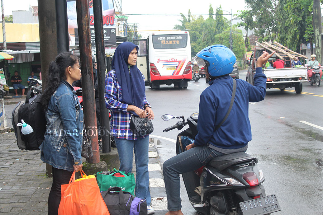 MUDIK: Pekarja di perantauan sedang mudik di kampung halaman. (DHANI WAHYU ALFIANSYAH/RADAR BOJONEGORO)