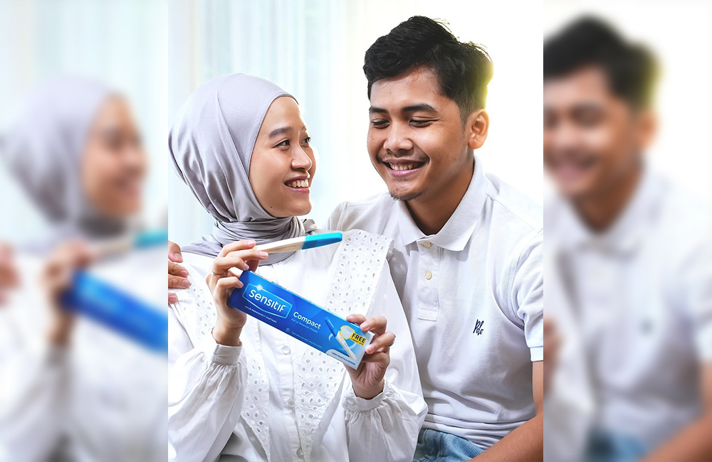 Potret bahagia Alca yang tengah memegangi testpack dengan hasil positif, dan Bintang Emon yang memeluknya dengan ekspresi bahagia.