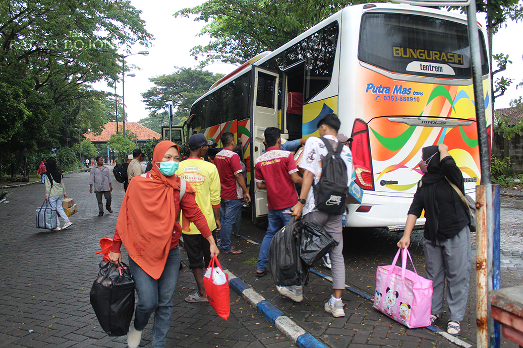 BALIK KERJA: Penumpang bus turun di Terminal Bojonegoro, arus balik didominasi pekerja balik kerja di Jakarta dan Surabaya. (DHANI WAHYU ALFIANSYAH/RADAR BOJONEGORO)