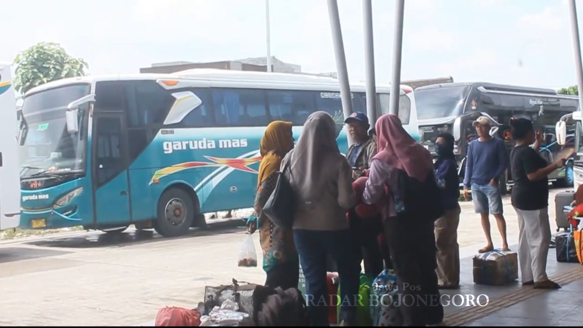PERANTAUAN: Ratusan pemudik yang akan kembali ke kota perantauan membanjiri Terminal Cepu pada momen arus balik kemarin (8/4). (RAHUL OSCARRA DUTA/RADAR BOJONEGORO)