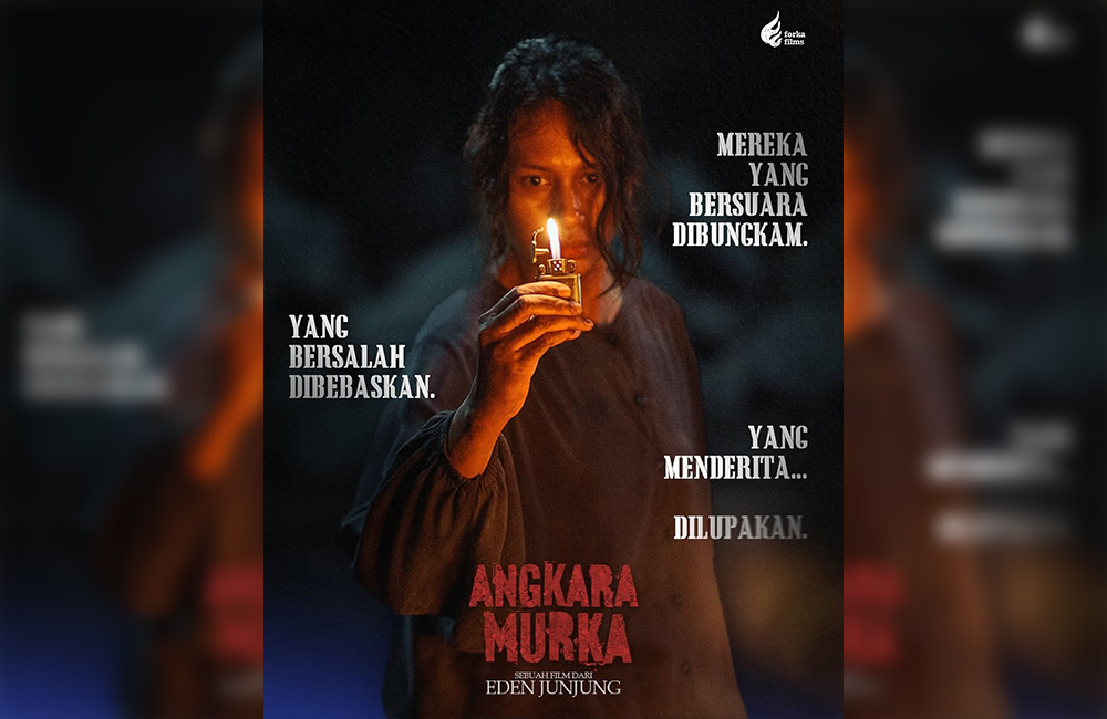 Poster film Angkara Murka yang dirillis oleh Forka Film. Menghadirkan vibes mencekam, latar gelap, dominasi warna tanah, dan sosok Ambar berdiri tegar dengan sorotan cahaya samar.