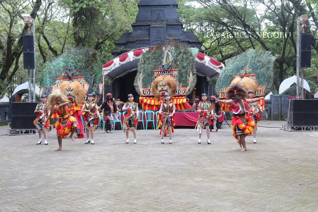 MENARIK WISATAWAN: Penampilan Reog di Kayangan Api ini untuk menarik wisatawan selama liburan. Diharapkan objek wisata Bojonegoro mendongkrak PAD. (DHANI WAHYU ALFIANSYAH/RADAR BOJONEGORO)