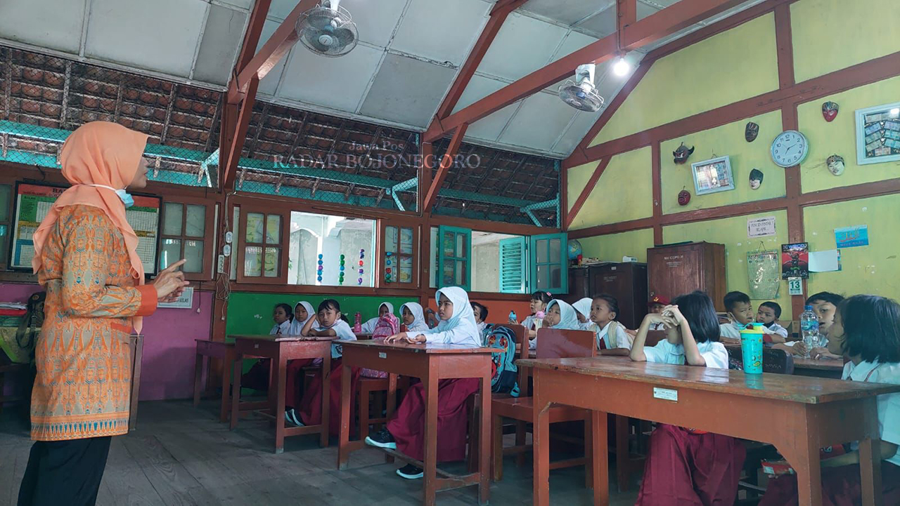 PENDIDIKAN: Proses kegiatan belajar mengajar SDN 1 Cepu sedang berlangsung, tampak guru sedang memberikan arahan kepada siswa-siswi. (M. LUKMAN HAKIM/RADAR BOJONEGORO)