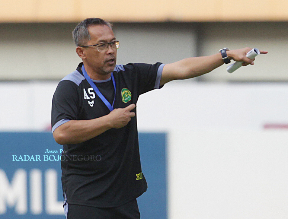 PENJAJAKAN: Aji Santoso diproyeksikan salah satu calon pelatih Persibo Bojonegoro di Liga 3 musim depan. (DOKUMENTASI JAWA POS RADAR BOJONEGORO)