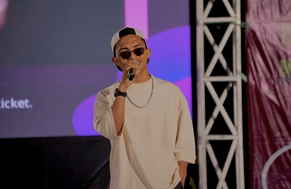 Faris Adam, seorang penyanyi lagu stecu yang viral di tik tok