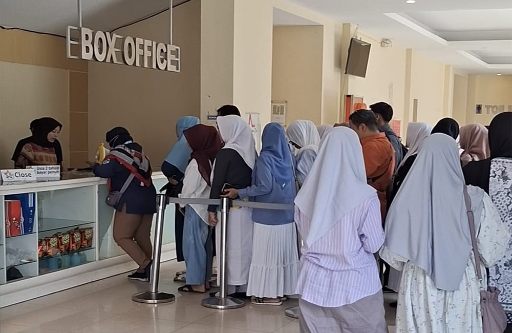 Potret ramainya pengunjung bioskop NSC Bojonegoro, saat antri membeli tiket film.