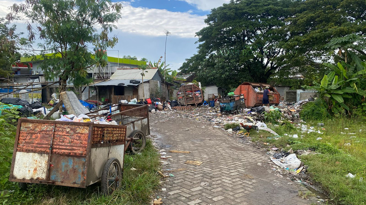 PEMBUANGAN: Sampah berceceran di salah satu tempat pembuangan sementara (TPS) di Blora. (M. LUKMAN HAKIM/RADAR BOJONEGORO)
