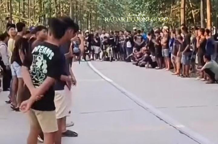 BALAP: Tangkapan layar live TikTok balap liar di Jalan Getas-Ngawi turut Kecamatan Randublatung. (M. LUKMAN HAKIM/RADAR BOJONEGORO)