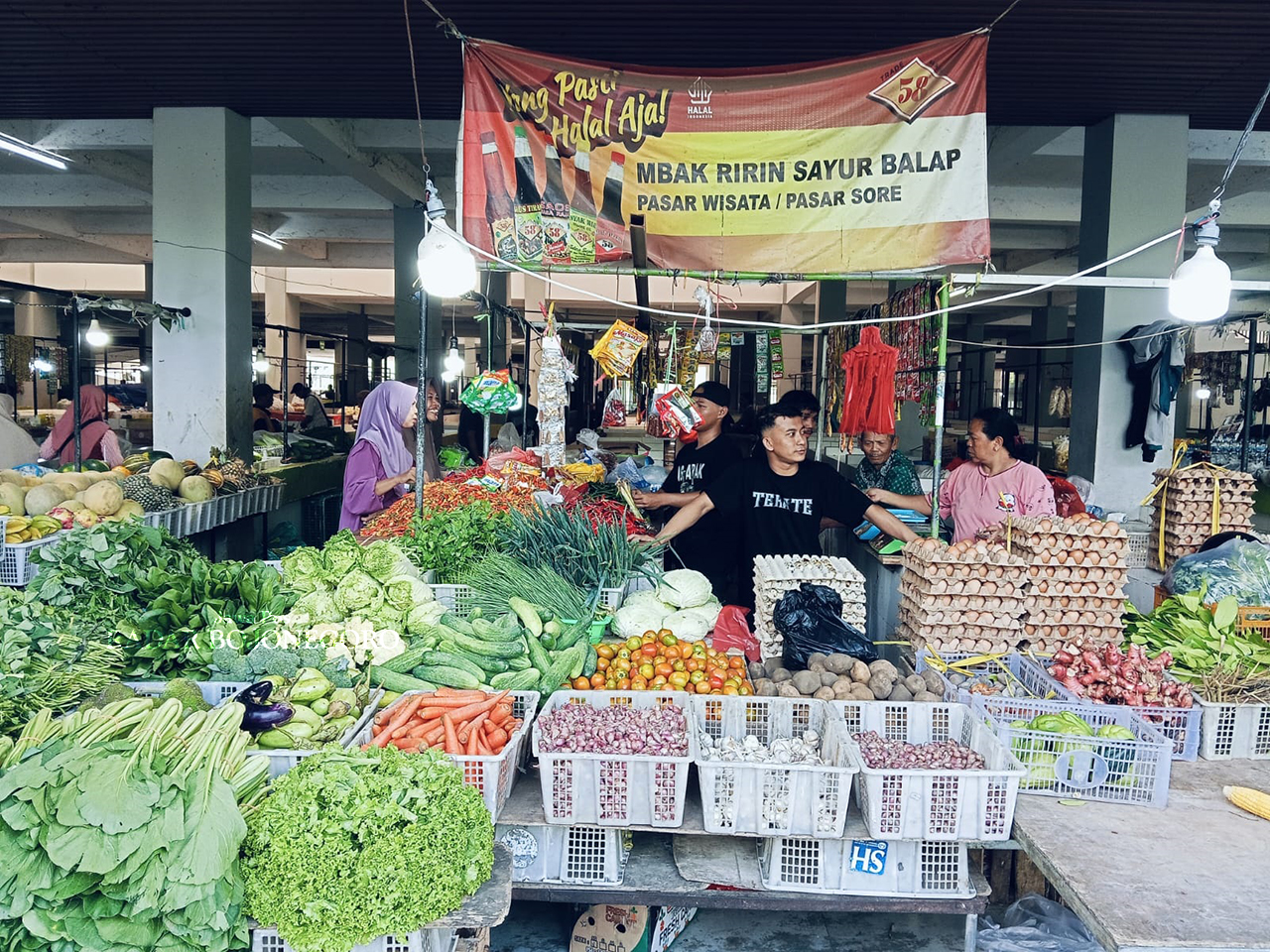 BERANGSUR TURUN: Harga bumbu di Pasar Wisata Bojonegoro pascalebaran berangsur turun. (YANA DWI KURNIYA WATI/RADAR BOJONEGORO)