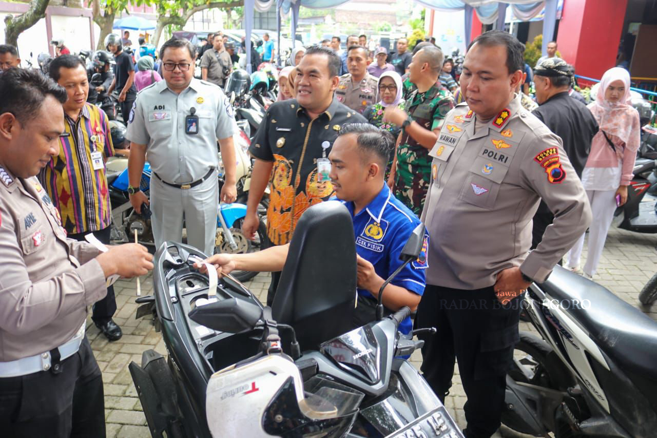 TINJAU LOKASI: Bupati Blora Arief Rohman bersama Kapolres Blora AKBP Wawan meninjau pelaksanaan program Pemutihan Pajak Kendaraan Bermotor 2025 di UPPD Samsat Blora kemarin (11/4). (ISTIMEWA/RADAR BOJ