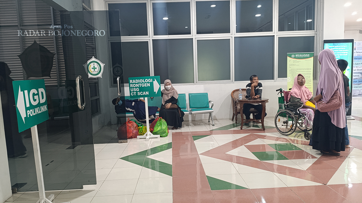 KUNJUNGAN: Lalu lalang keluarga pasien di ruang IGD RSUD Sosodoro Djatikoesoemo. (DHANI WAHYU ALFIANSYAH/RADAR BOJONEGORO)