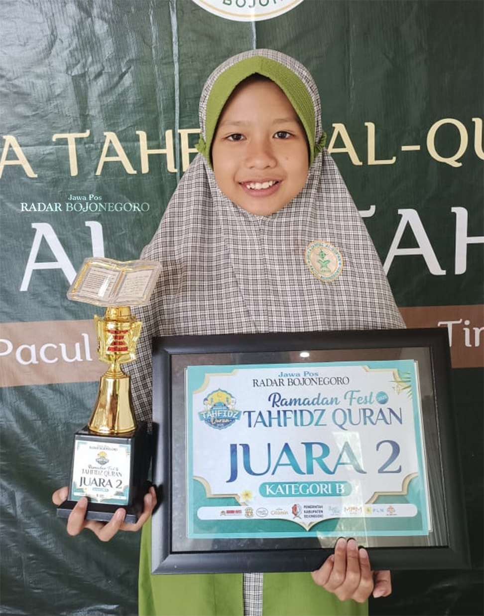 BANGGA: Trofi Juara 2 Kategori B Tahfidz Quran Radar Bojonegoro 2025 berhasil disabet Nilna Naylul Mufida.  (ISTIMEWA/RADAR BOJONEGORO)