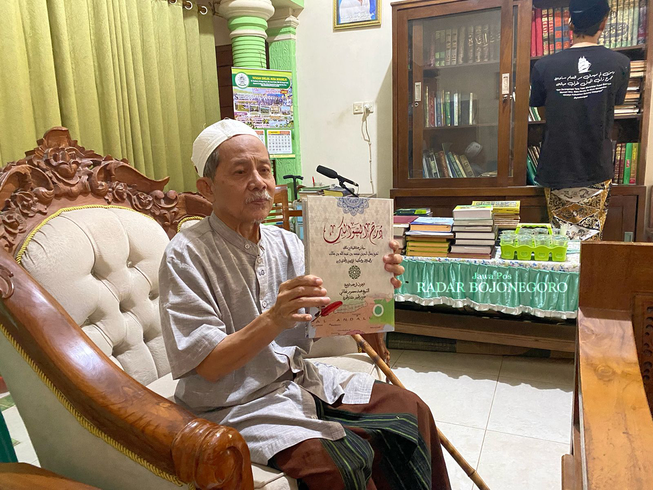PRODUKTIF: Kiai Ma&rsquo;shum Fathoni menunjukkan salah satu kitabnya. Karyanya akan abadi tak lekang oleh zaman. (LUKMAN HAKIM/RADAR BOJONEGORO)