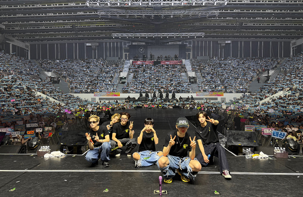 potret BOYNEXTDOOR saat menggelar konser di Istora Senayan, Jakarta