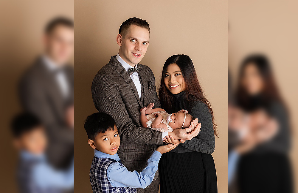 HARMONIS: Mia Rahmawati Ikaputri foto bersama suami asal Austria bernama Martin Fellner dan kedua anaknya.