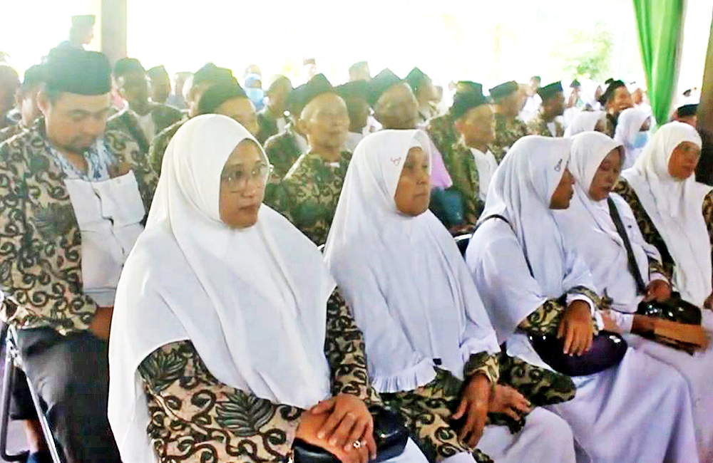 MANASIK: Ratusan CJH menjalani manasik haji tingkat kabupaten yang digelar Kemenag Blora di Pendapa Rumah Bupati Blora pada 12-13 April.