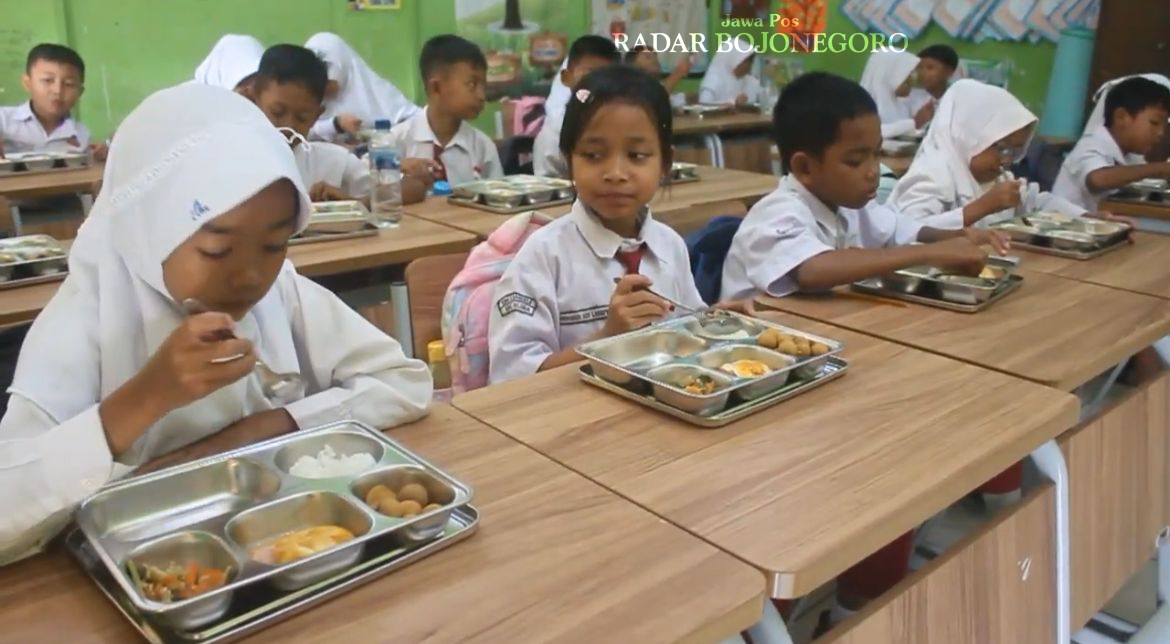 LAHAP: Para siswa-siswi SDN Bangkle 1 lahap menyantap hidangan program makan bergizi gratis (MBG) yang kembali bergulir kemarin (14/4) usai libur Lebaran. (ISTIMEWA/RADAR BOJONEGORO)
