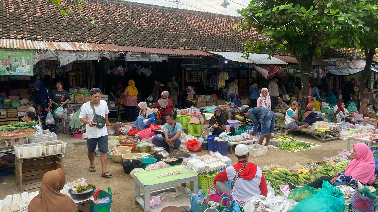EKONOMI: Aktivitas jual beli tengah berlangsung di Pasar Plaza Cepu, pedagang menjual dagangannya di tepi jalan. (M. LUKMAN HAKIM/RADAR BOJONEGORO)