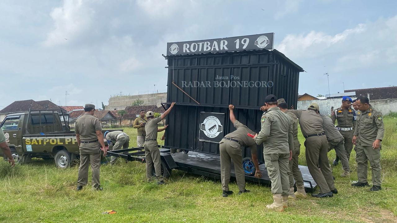 PELANGGARAN: Petugas Satpol PP Blora sedang mengangkut kios semi permanen yang berada di Eks Pasar Lama karena melanggara Perda Nomor 1 Tahun 2017 tentang Ketertiban Umum. (M. LUKMAN HAKIM/RADAR BOJON
