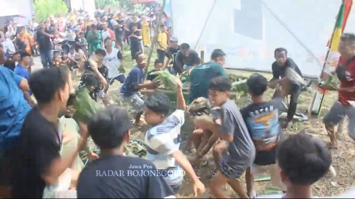SERU: Para pemuda merayakan tradisi sawuran sebagai penanda masa panen telah tiba. Mereka saling lempar nasi tanpa rasa dendam. (ISTIMEWA/RADAR BOJONEGORO)