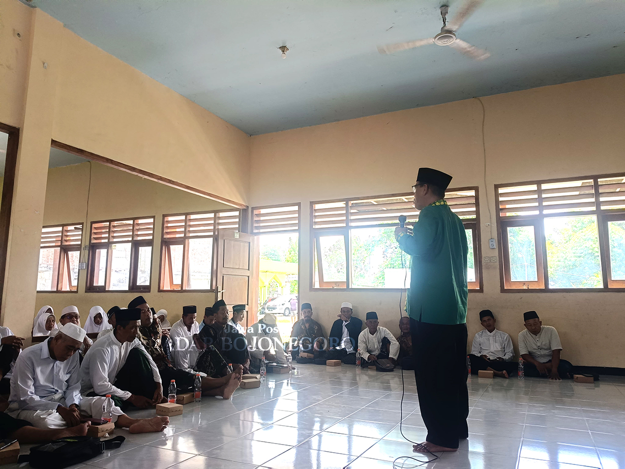 BELAJAR HAJI: Calon jemaah haji sedang belajar teori haji, manasik haji masal di tigkat kabupaten bakal digelar hari ini. (ISTIMEWA/RADAR BOJONEGORO)