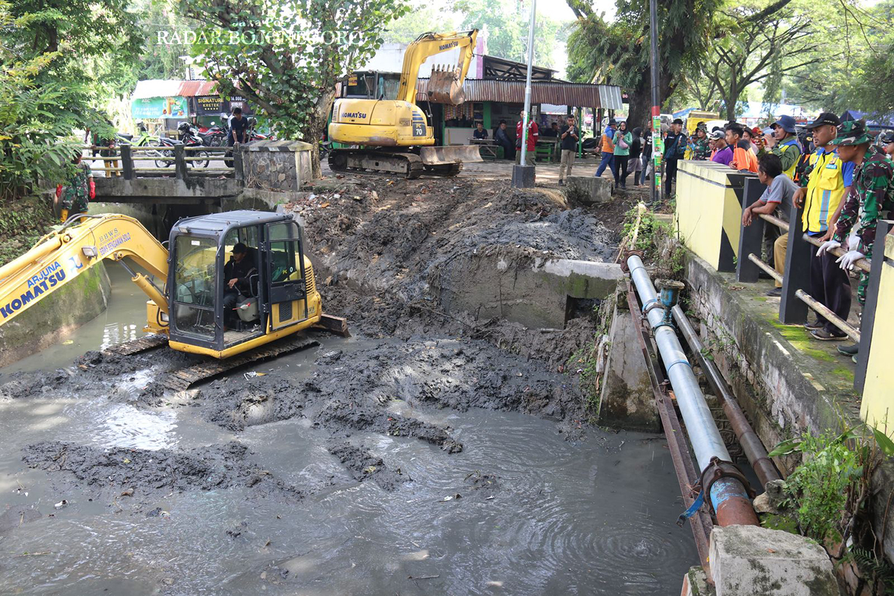 NORMALISASI: Alat berat diterjunkan untuk menormalisasi tujuh titik anak sungai di wilayah Kecamatan Cepu yang kondisinya penuh sedimentasi. (M. LUKMAN HAKIM/RADAR BOJONEGORO)