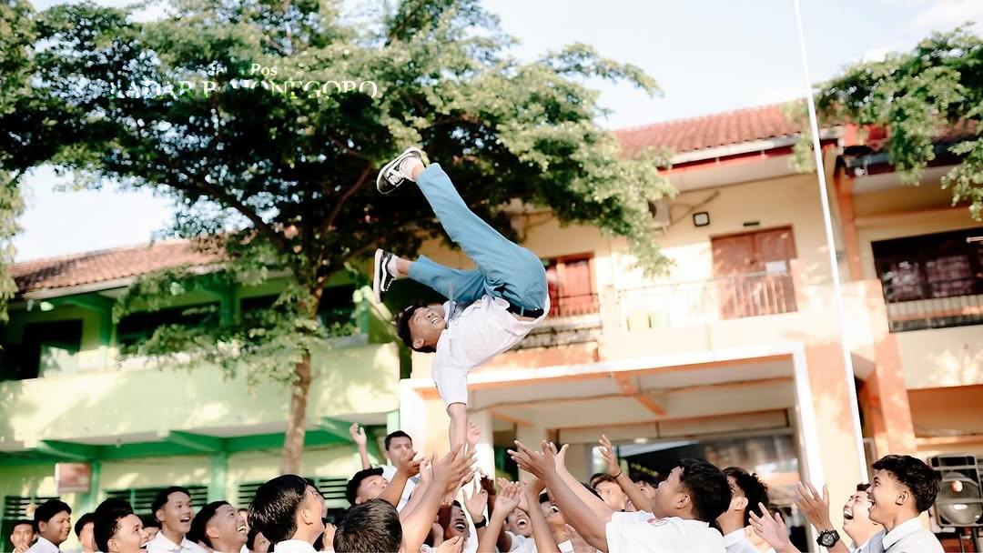 KENANGAN SEKOLAH: Salah satu momen istimewa saat di sekolah diabadikan sebagai materi di buku kenangan. (ISTIMEWA/RADAR BOJONEGORO)