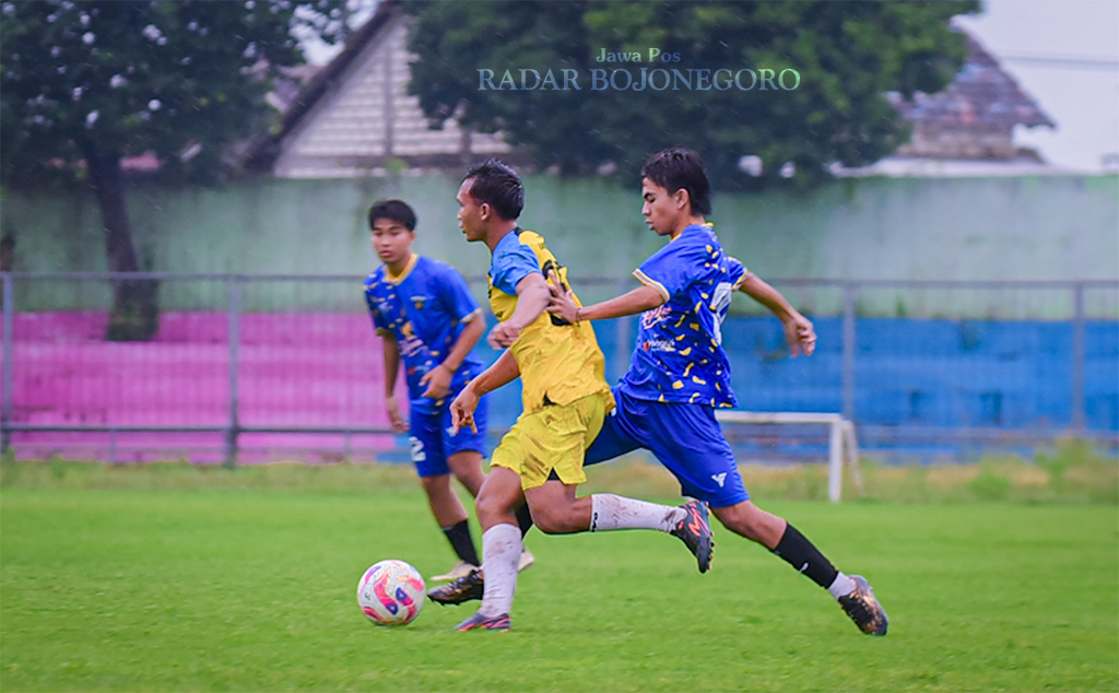 UJI COBA: Tim pra porprov sepak bola Bojonegoro uji coba melawan klub lokal hari ini (17/4) di Lapangan Desa Pacul, Kecamatan Bojonegoro Kota.  (IRVAN RAMADHON/RADAR BOJONEGORO)