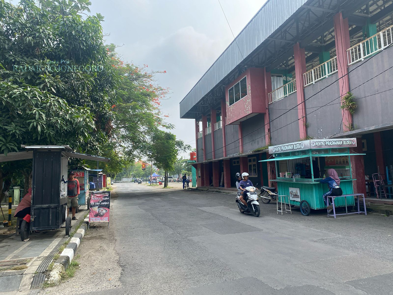 PENERTIBAN: Lapak pedagang di sekitar Lapangan Kridosono digunakan berjualan saat pagi. Satpol PP Blora lakukan penertiban agar lapak dibersihkan usai berjualan. (M. LUKMAN HAKIM/RADAR BOJONEGORO)