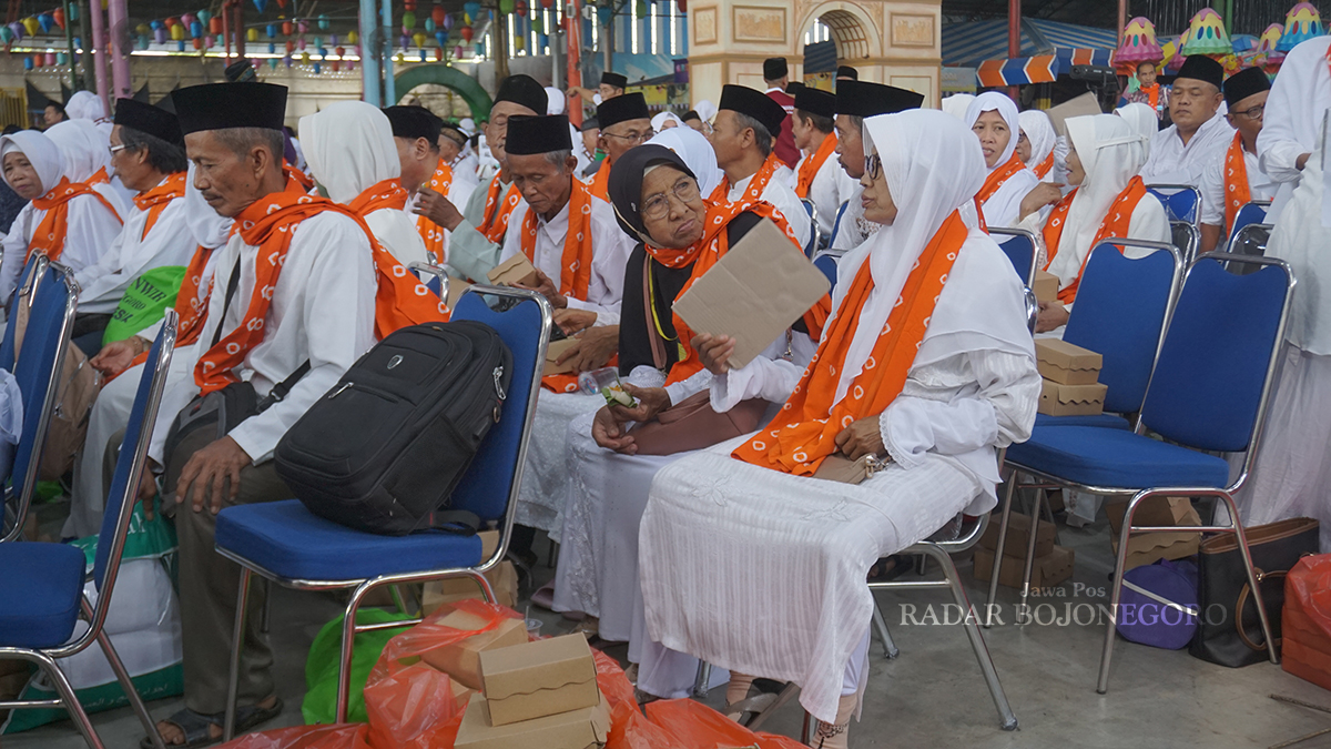 BELUM PASTI: CJH Bojonegoro saat mengikuti manasik haji kemarin (17/4). Jadwal pemberangkatan ke Tanah Suci diprediksi akhir Mei mendatang.  (YUAN EDO/RADAR BOJONEGORO)