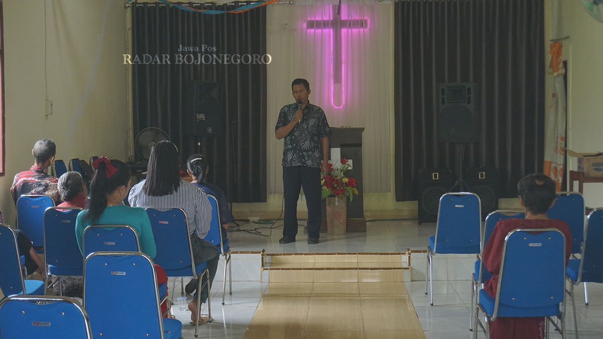 KHIDMAT: Para jemaat menunaikan ibadah Jumat Agung secara khidmat di Gereja Kristen Jawa Tengah Utara (GKJTU) di Kecamatan Kalitidu kemarin (18/4). (YUAN EDO RAMADHANA/RADAR BOJONEGORO)