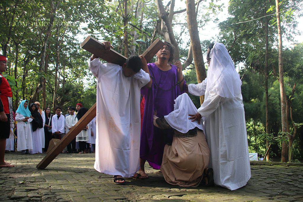 TEATRIKAL: Jemaat Katolik muda memperagakan perjalanan Yesus Kristus hingga proses pemakaman di Gua Maria, Sendangharjo Wireskrat Blora kemarin (18/4). (M. LUKMAN HAKIM/RADAR BOJONEGORO)