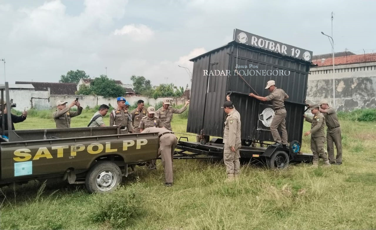 PENERTIBAN: Petugas Satpol PP Blora mengangkut gerobak kontainer semi pernamen milik PKL yang berjualan di eks Pasar Sidomakmur karena tidak dibersihkan usai berdagang. (ISTIMEWA/RADAR BOJONEGORO)
