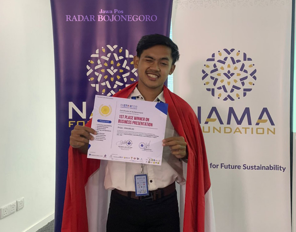 BANGGA: Ferdian Irwan Prihandoko bersama dua temannya menginisiasi ide bisnis Saver Club dan menyabet Juara 1 Global Bussiness Challenge Chapter Singapura dan Malaysia 2025. (ISTIMEWA/RADAR BOJONEGORO