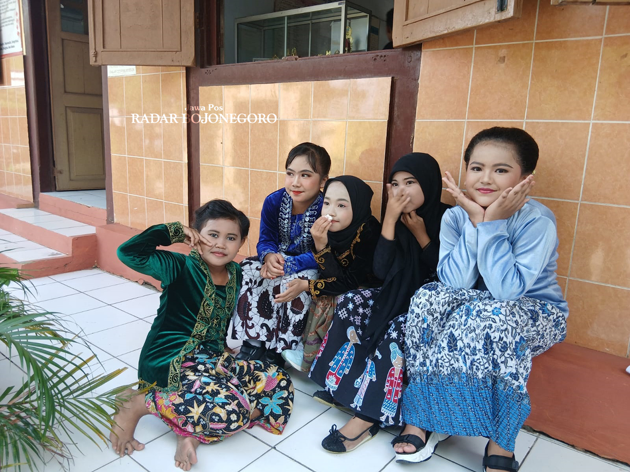 BERKEBAYA: Perayaan Hari Kartini oleh para siswa SDN 1 Kunden dengan penuh suka cita Mereka berkeliling di kawasan sekitar sekolah mengenakan kebaya. (ISTIMEWA/RADAR BOJONEGORO)