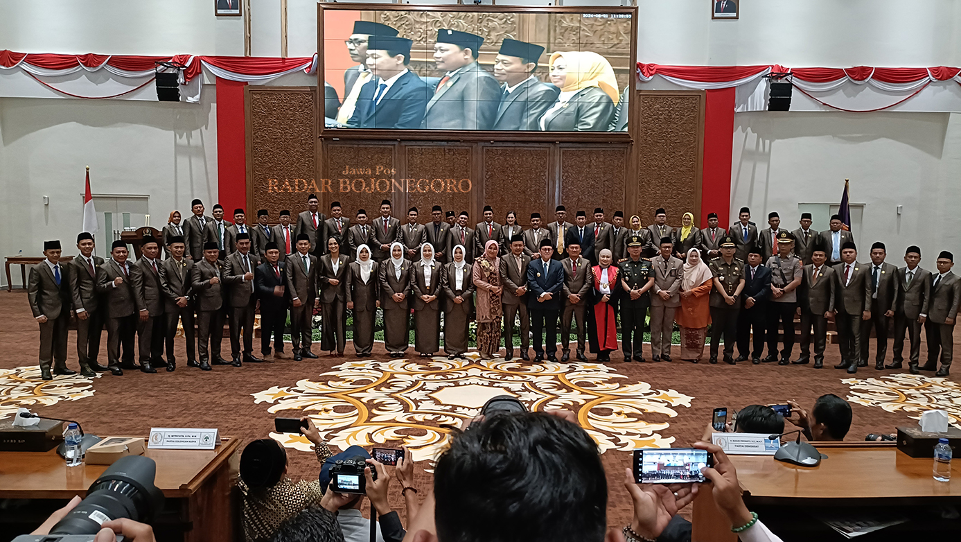 KOSONG DUA KURSI: Anggota DPRD saat pelantikan 22 Agustus 2024 lalu, belum genap setahun sudah terjadi PAW di Fraksi Gerindra, dan dua kursi di Fraksi PKB Kosong. (YUAN EDO/RADAR BOJONEGORO)