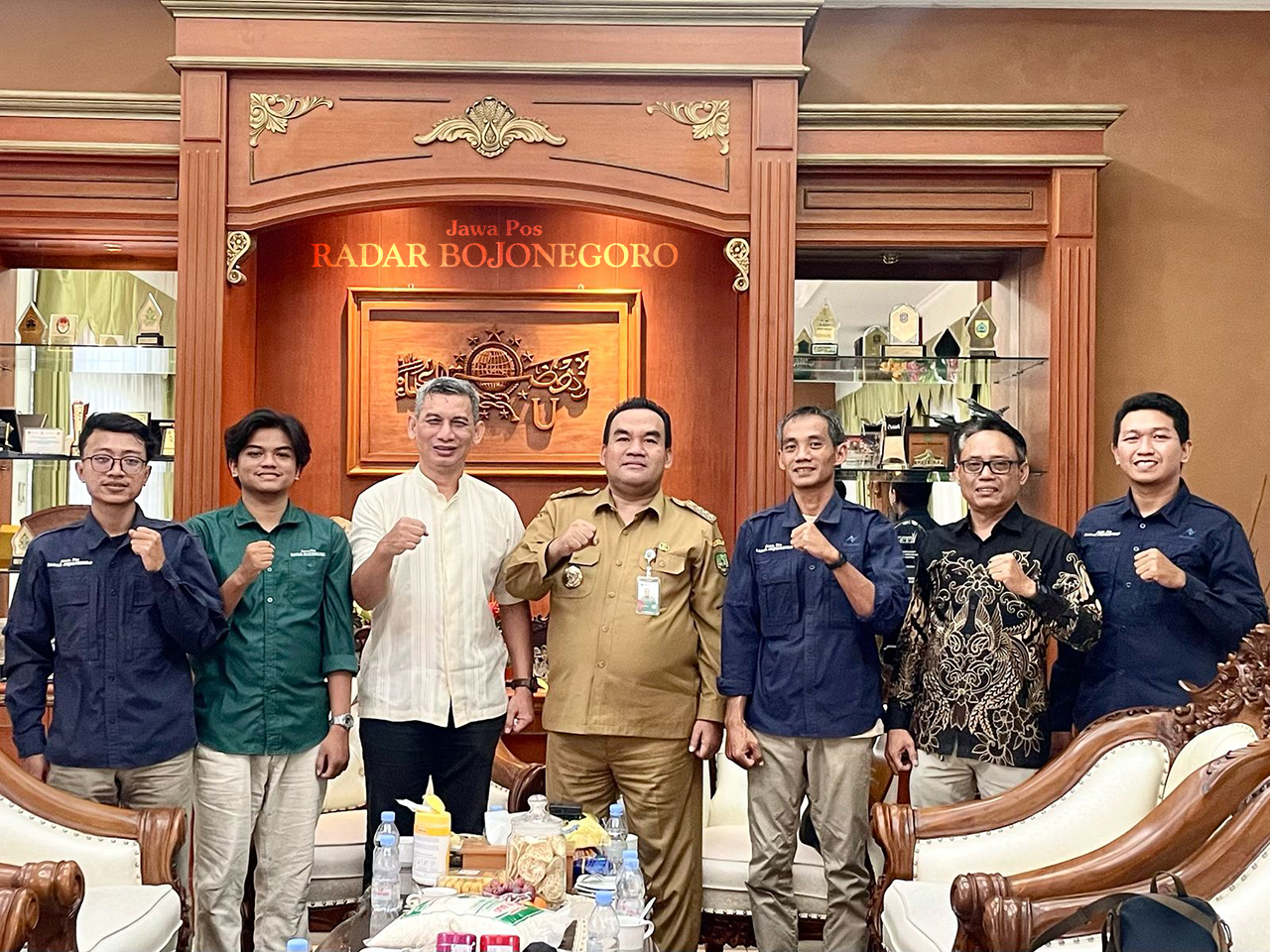 BERSINERGI: Bupati Blora Arief Rohman (tengah) foto bersama Direktur Radar Bojonegoro Bacthiar Febrianto (tiga dari kiri), Plt Kabiro Blora Rahul Oscarra Duta (dua dari kiri), Wartawan Blora M. Lukman