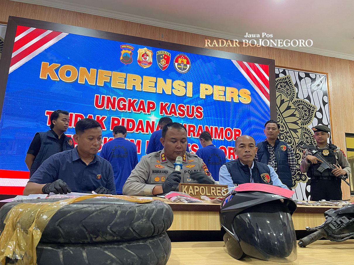 KASUS PENCURIAN: Kapolres Blora AKBP Wawan Andi Susanto menggelar konferensi pers ungkap kasus curanmor yang terjadi di tempat parkir Lapangan Kridosono pada 13 April lalu. (ISTIMEWA/RADAR BOJONEGORO)