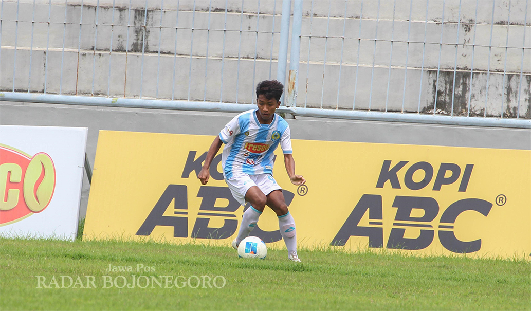 BERBAKAT: Bayu Aji Febrian, pemain sepak bola muda potensial kelahiran Bojonegoro saat berkostum Persenga Nganjuk. (ISTIMEWA/RADAR BOJONEGORO)