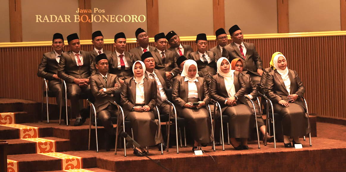 KETERWAKILAN PEREMPUAN: Anggota DPRD Bojonegoro saat persiapan pelantikan tahun lalu. Meninggalnya dua srikandi Fraksi PKB berdampak berkurangnya kuota perempuan di parlemen. (YUAN EDO/RADAR BOJONEGOR