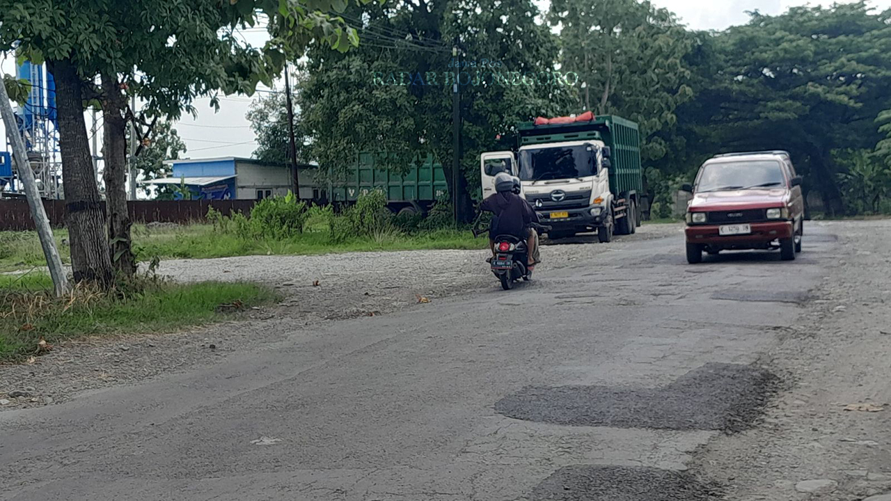BUTUH PERBAIKAN: Kondisi ruas jalan Todanan-Ngawen butuh perbaikan. Tahun ini, bakal ada perbaikan yang menelan anggaran Rp 17,7 miliar. (M. LUKMAN HAKIM/RADAR BOJONEGORO)