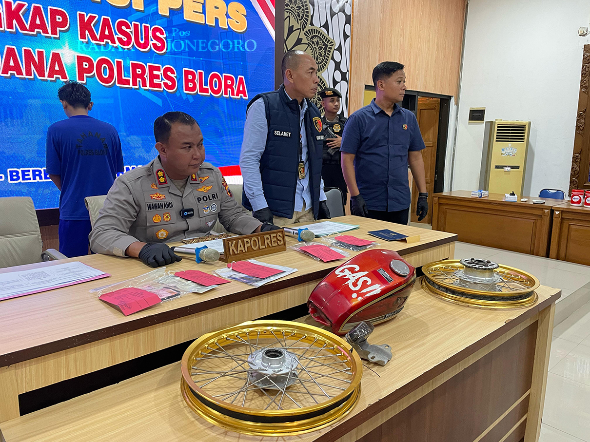 MALING: Kapolres Blora AKBP Wawan Andi Susanto mengungkap kasus pelaku curanmor spesialis motor klasik. (RAHUL OSCARRA DUTA/RADAR BOJONEGORO)