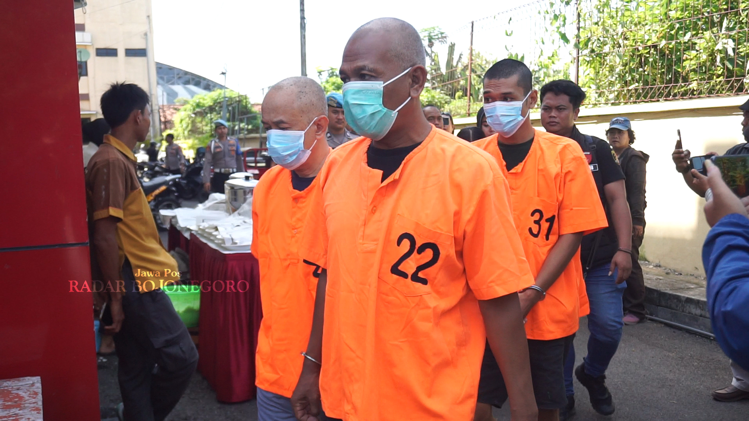 KOMPLOTAN: Komplotan pengedar uang palsu di Bojonegoro dikeler petugas menuju ruang tahanan. (YUAN EDO/RADAR BOJONEGORO)