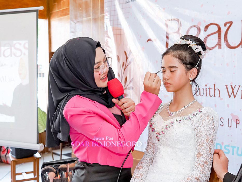 MAKE-UP: Proses Make-Up yang tepat tepat mempertegas ekspresi, memperindah hasil dokumentasi dalam sebuah acara, serta meningkatkan percaya diri.  (ISTIMEWA/RADAR BOJONEGORO)