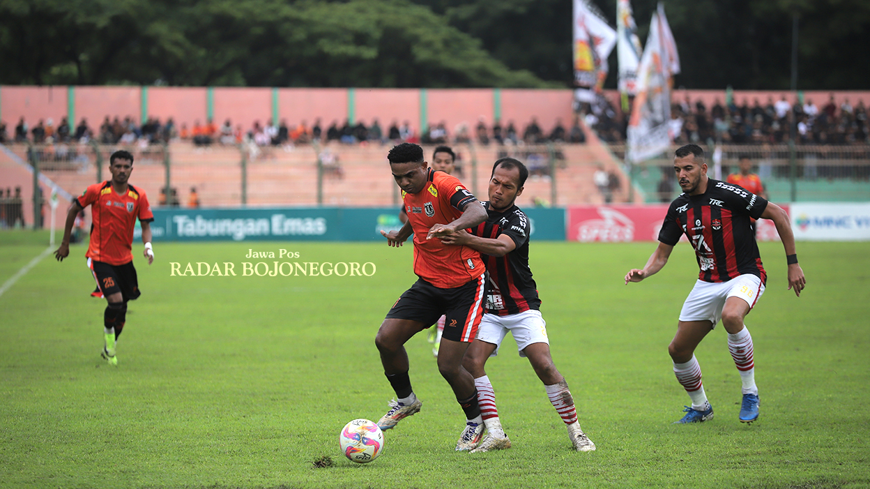 BELUM TERBENTUK: Pemain Persibo saat mengarungi Liga 2 musim lalu, hingga kini belum merekrut pelatih maupun pemain. (YUAN EDO/RADAR BOJONEGORO)
