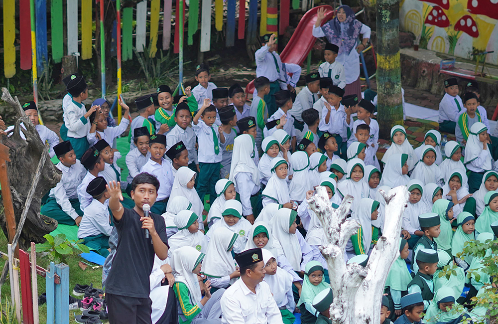 SEMANGAT: Komunitas Sanggar Jati rutin menginisiasi beberapa gerakan literasi, seni, dan pendidikan di Kecamatan Kedungadem.