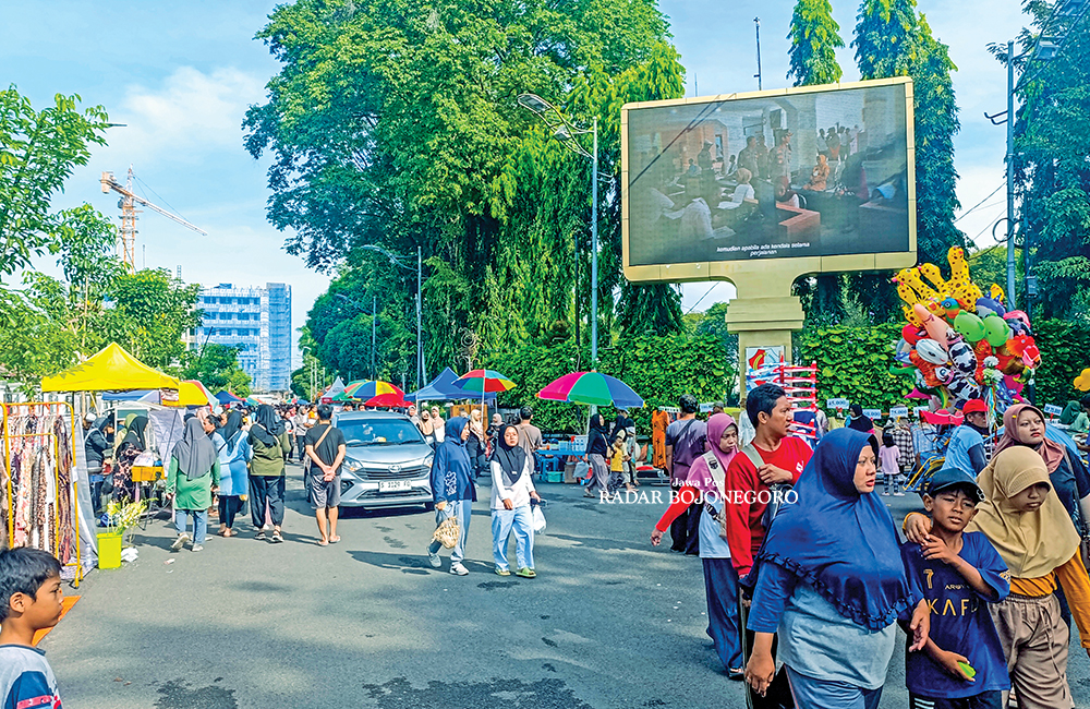 RAMAI: Suasana CFD Alun-Alun Bojonegoro ramai warga berlalu-lalang untuk olahraga atau jajan kemarin pagi (27/4).